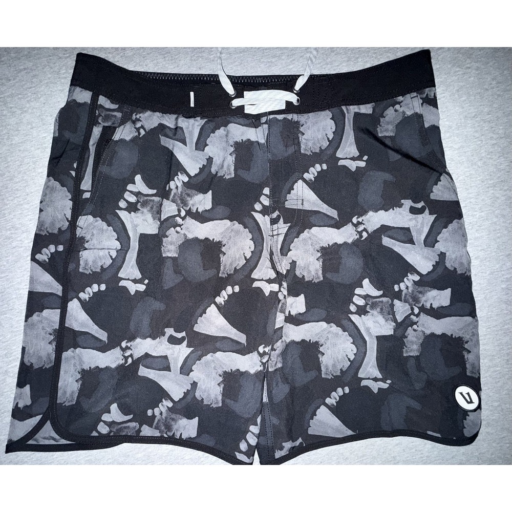 Vuori Men's Cruise Board Shorts Stretchy Gray Black Camo 7" Inseam Size 32